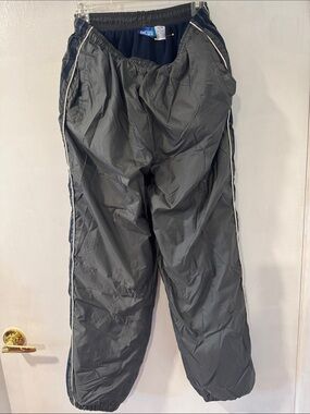 Gray Insulated snow Pants. Kid size 16-18. Fit men size Small
